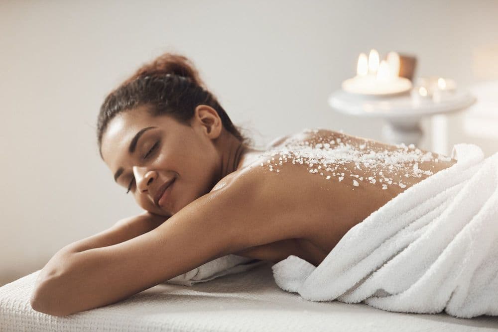 Woman enjoying a premium body polish home spa service in Karachi